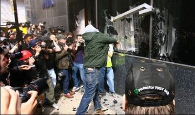 _45623824_rbs_window_pa_2 RBS smashed windows. BBC photo